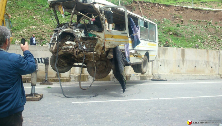 Автобус, упавший в пропасть в Южной Осетии.