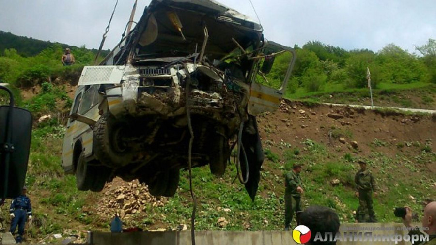 Автобус, упавший в пропасть в Южной Осетии.