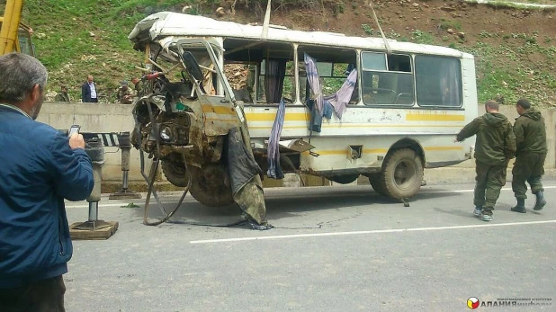 Автобус, упавший в пропасть в Южной Осетии.