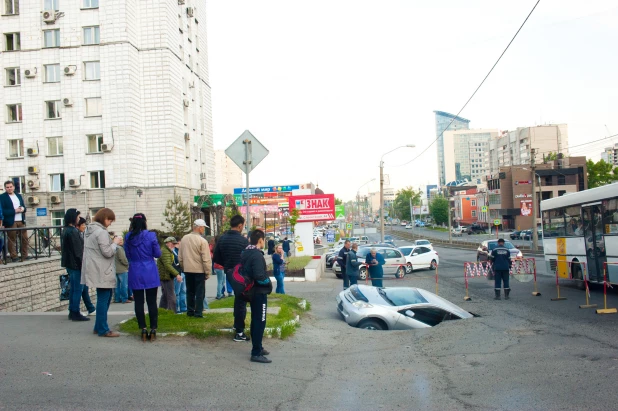 В Барнауле автомобиль провалился под землю.