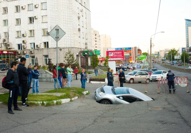 В Барнауле автомобиль провалился под землю.