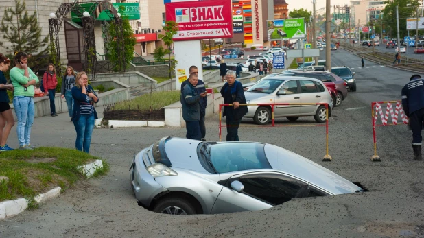 В Барнауле автомобиль провалился под землю.