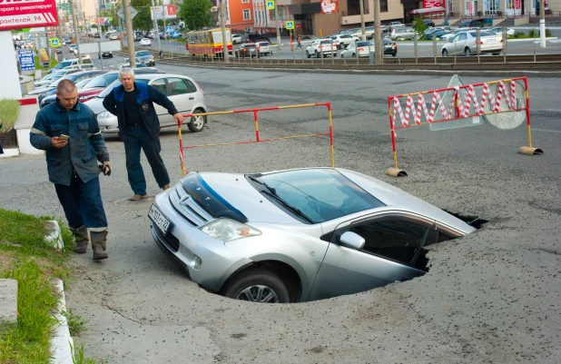 В Барнауле автомобиль провалился под землю.