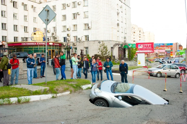 В Барнауле автомобиль провалился под землю.