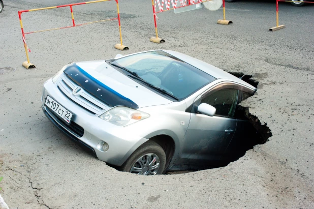 В Барнауле автомобиль провалился под землю.