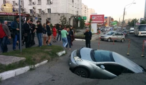 В Барнауле автомобиль провалился под землю.