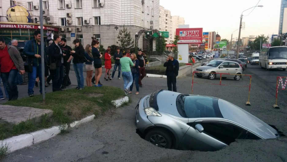 В Барнауле автомобиль провалился под землю.