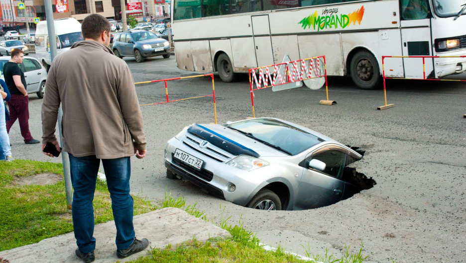 В Барнауле автомобиль провалился под землю.