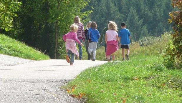 Дети на прогулке.