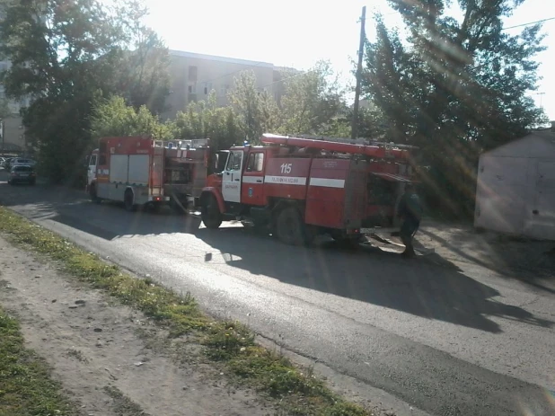 Пожар в частном доме возле улицы Песчаной. Барнаул, 23 мая 2016.