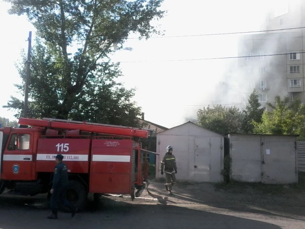 Пожар в частном доме возле улицы Песчаной. Барнаул, 23 мая 2016.