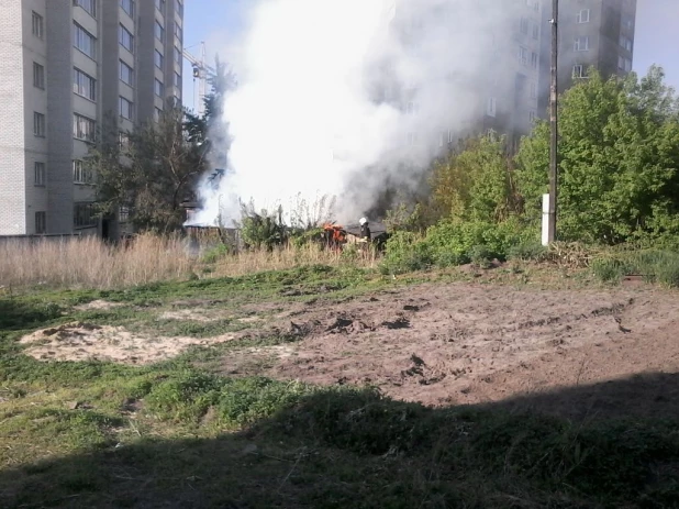 Пожар в частном доме возле улицы Песчаной. Барнаул, 23 мая 2016.