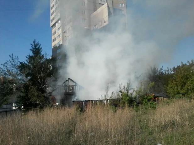 Пожар в частном доме возле улицы Песчаной. Барнаул, 23 мая 2016.