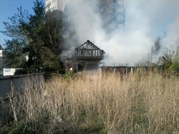 Пожар в частном доме возле улицы Песчаной. Барнаул, 23 мая 2016.