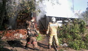 Пожар в частном доме возле улицы Песчаной. Барнаул, 23 мая 2016.