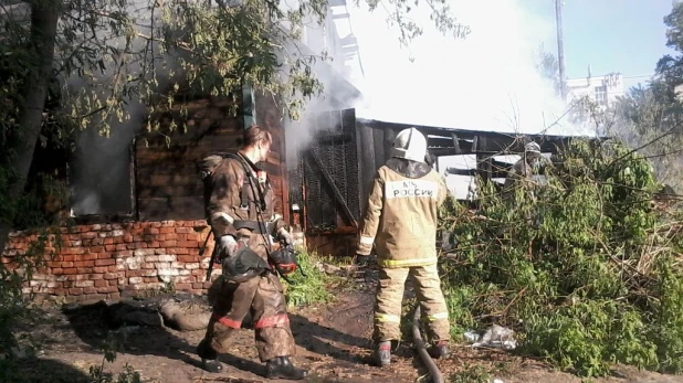 Пожар в частном доме возле улицы Песчаной. Барнаул, 23 мая 2016.