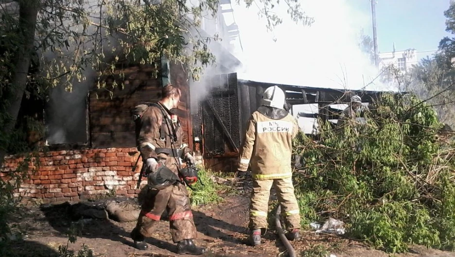 Пожар в частном доме возле улицы Песчаной. Барнаул, 23 мая 2016.