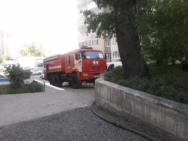 Пожар в частном доме возле улицы Песчаной. Барнаул, 23 мая 2016.