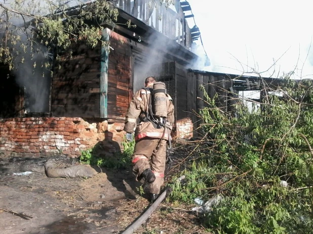 Пожар в частном доме возле улицы Песчаной. Барнаул, 23 мая 2016.