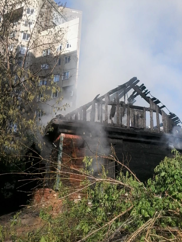 Пожар в частном доме возле улицы Песчаной. Барнаул, 23 мая 2016.