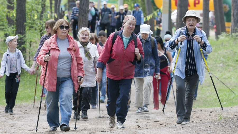 Больше тысячи человек посетили день ходьбы на барнаульской трассе здоровья.