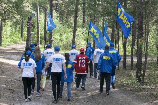 Больше тысячи человек посетили день ходьбы на барнаульской трассе здоровья.