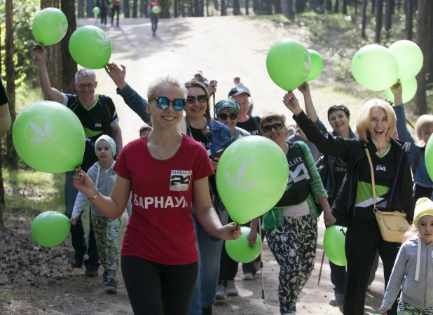 Больше тысячи человек посетили день ходьбы на барнаульской трассе здоровья.