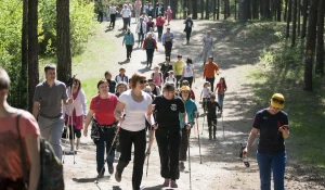 Больше тысячи человек посетили день ходьбы на барнаульской трассе здоровья.