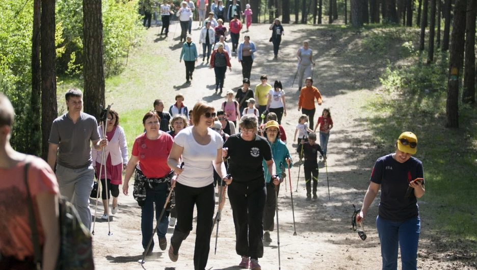 Больше тысячи человек посетили день ходьбы на барнаульской трассе здоровья.