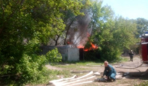 Пожар на улице Тимуровской в Барнауле. 23 мая 2016 года.