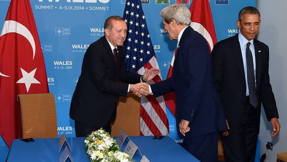 Президент Турции Тайип Эрдоган с госсекретарем США Джоном Керри и Бараком Обамой.
