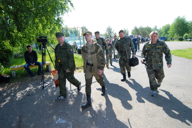 Алтайские силовики провели учения по поиску пропавших детей для волонтеров.