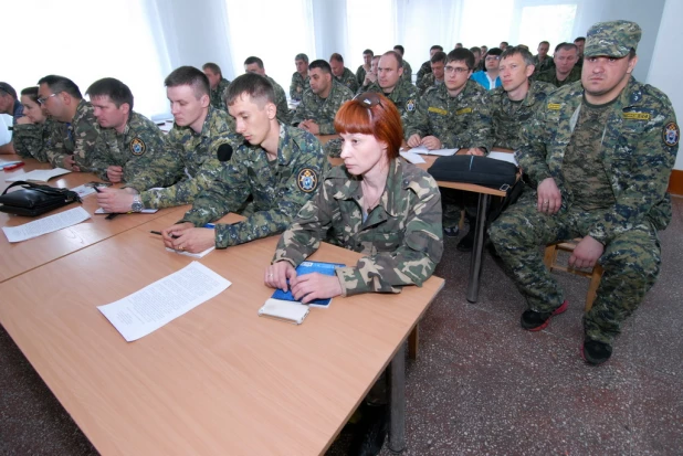 Алтайские силовики провели учения по поиску пропавших детей для волонтеров.