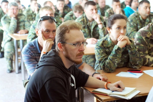 Алтайские силовики провели учения по поиску пропавших детей для волонтеров.