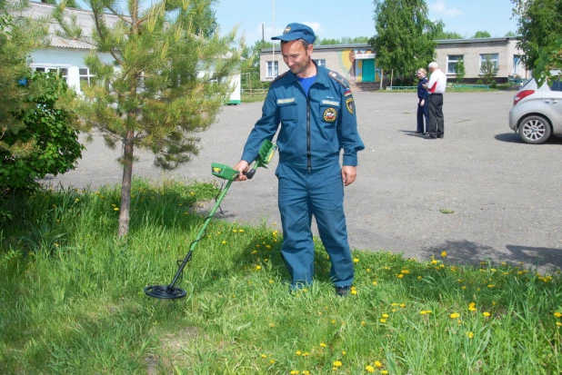 Алтайские силовики провели учения по поиску пропавших детей для волонтеров.