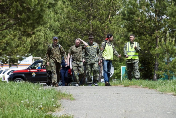 Алтайские силовики провели учения по поиску пропавших детей для волонтеров.