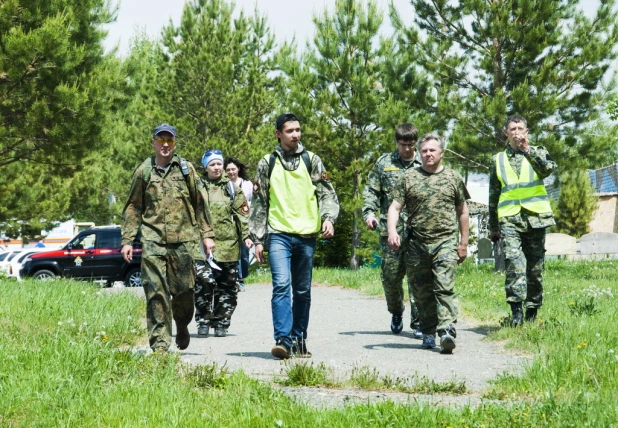 Алтайские силовики провели учения по поиску пропавших детей для волонтеров.