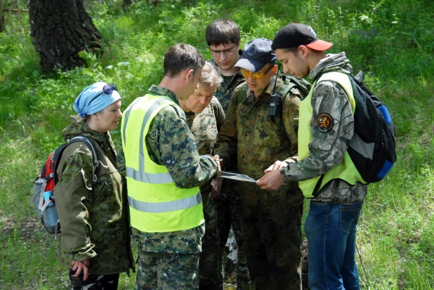 Алтайские силовики провели учения по поиску пропавших детей для волонтеров.