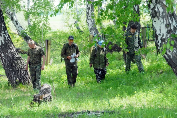 Алтайские силовики провели учения по поиску пропавших детей для волонтеров.