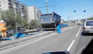 В Барнауле грузовик снес трамвайную остановку.