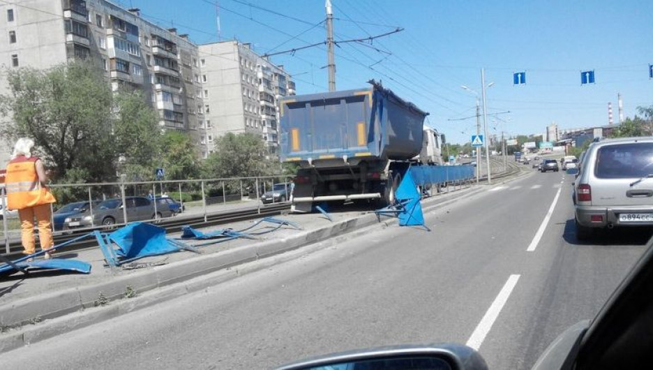 В Барнауле грузовик снес трамвайную остановку.