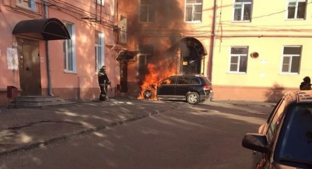 В барнаульском дворе загорелся внедорожник.