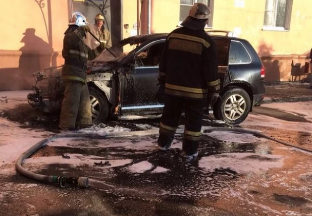 В барнаульском дворе загорелся внедорожник.