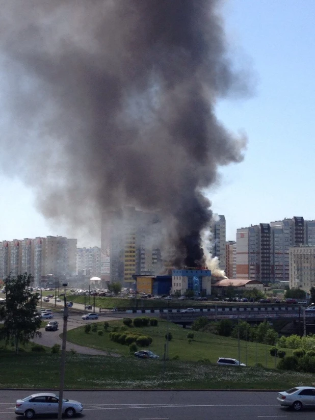 В Барнауле загорелся стадион "Коммунальщик".