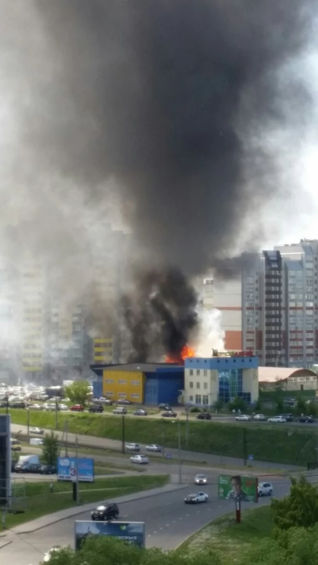 В Барнауле загорелся стадион "Коммунальщик".