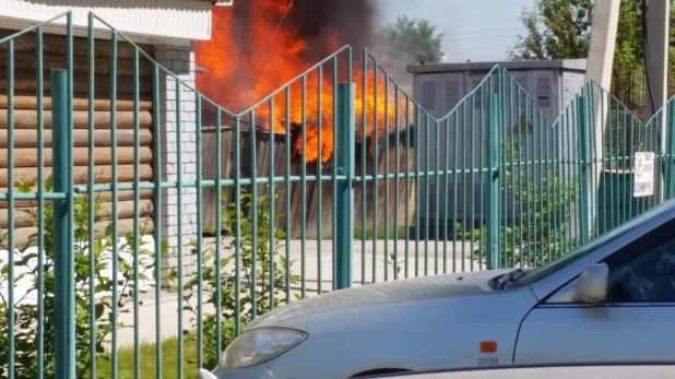 В Барнауле загорелся стадион "Коммунальщик".