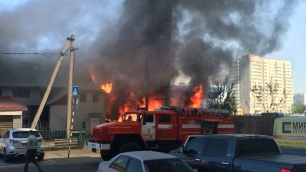 В Барнауле загорелся стадион "Коммунальщик".