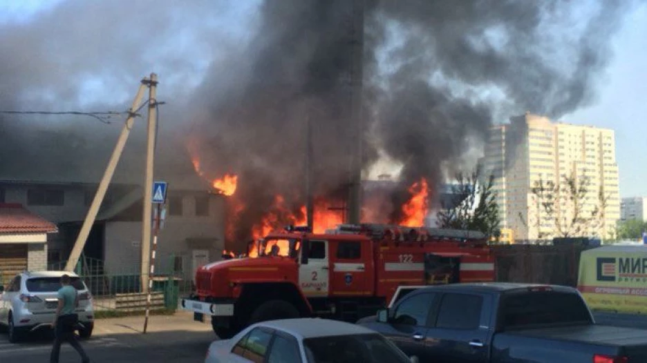 В Барнауле загорелся стадион "Коммунальщик".