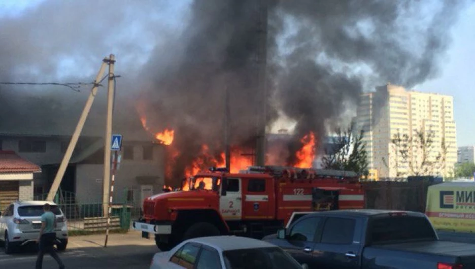 В Барнауле загорелся стадион "Коммунальщик".