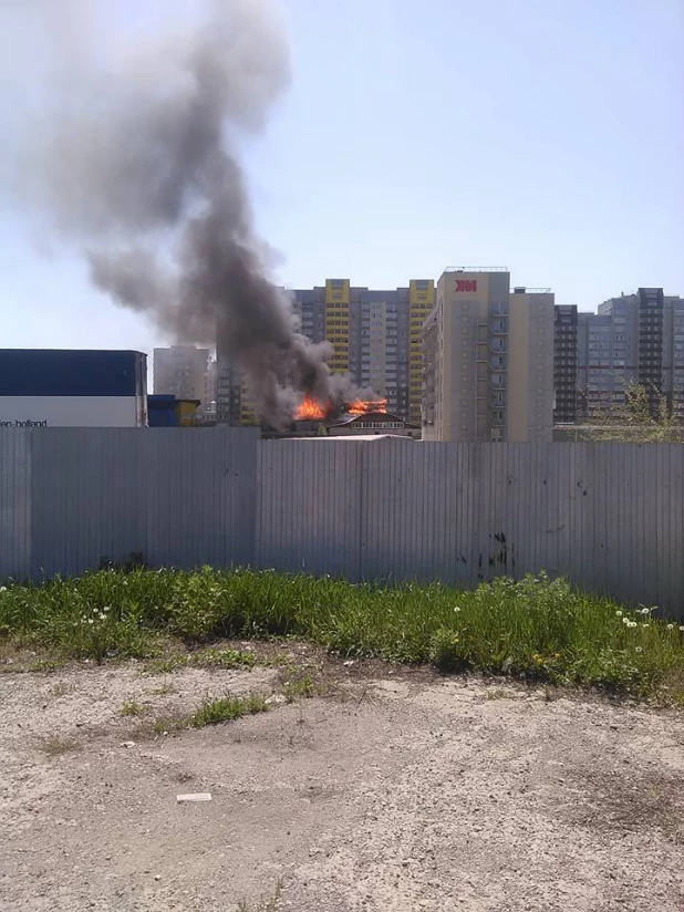 В Барнауле загорелся стадион "Коммунальщик".